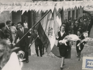 Desfile de las banderas subiendo la escalinata de acceso a la iglesia de San Juan Bautista