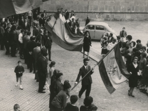 Desfile de las banderas llegando a la plaza de Santiago de camino al Ayuntamiento