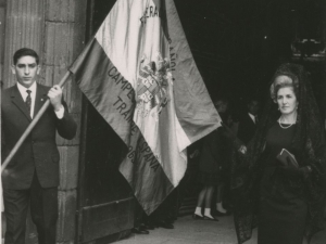 Desfile de las banderas hacia el Ayuntamiento. Al fondo, la entrada de la iglesia de San Juan Bautista