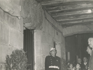 Autoridades descubriendo la placa colocada en la casa donde nació el homenajeado (calle San Pedro, 32)