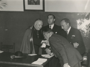 Las autoridades saludando al obispo antes de comenzar a leer las comunicaciones