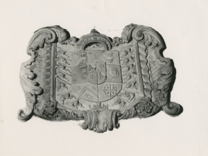 Escudo de armas sobre fondo blanco, que está colocado en la casa donde nació Blas de Lezo (calle San Pedro, 32)