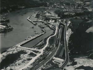 Fotografía aérea del puerto de Pasai Antxo, Errenteria y Pasai Donibane. Se ven los Astilleros Pasaia y MEIPI