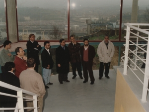 Autoridades visitando las instalaciones del polideportivo de Pasai Donibane. Al fondo, la central de Iberdrola y Errenteria