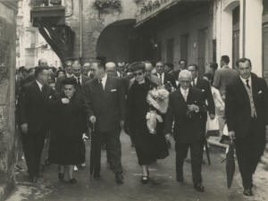 Los homenajeados Atanasio Aracama Aguirre y Manuela Josefa Beldarrain Aguirre compañados por la comitiva por las calles de Donibane. José María del Moral, Gobernador Civil de Gipuzkoa, entre los invitados