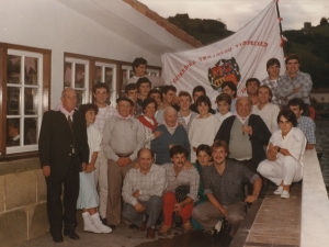 Homenajeados posando con la bandera de Campeones de Traineras de Euskadi