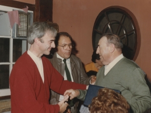 Antiguos remeros de Pasai Donibane recibiendo una placa conmemorativa