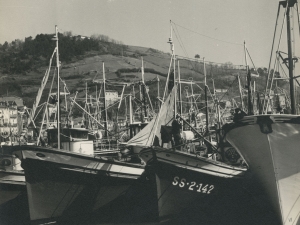 Embarcaciones en el puerto de Pasaia