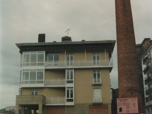 Construcción de casa de viviendas en la calle San Juan, 15-17 y la chimenea de la antigua fábrica de porcelana