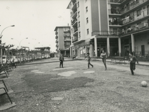 Niños jugando en la plaza del barrio de Pasai Donibane cercano a Meipi