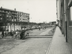 Niños jugando en la plaza del barrio de Pasai Donibane cercano a Meipi