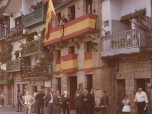 Autoridades frente a la Casa Consistorial en la plaza Santiago