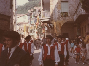 Desfile de dantzaris y txistularis por las calles de Pasaia