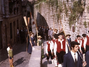 Desfile de dantzaris y txistularis por las calles de Pasaia