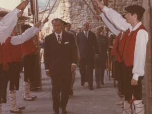 Desfile de autoridades por las calles de Pasaia