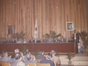 Autoridades en la mesa presidencial durante el acto