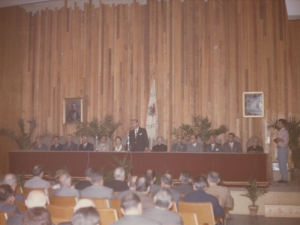 Autoridades en la mesa presidencial durante el acto