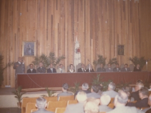 Autoridades en la mesa presidencial durante el acto