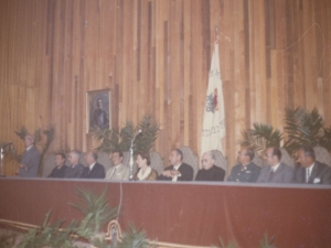 Autoridades en la mesa presidencial durante el acto