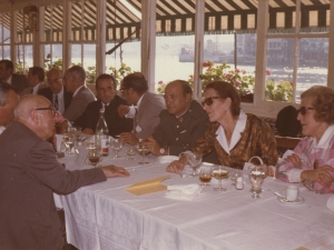 Autoridades charlando tras la comida