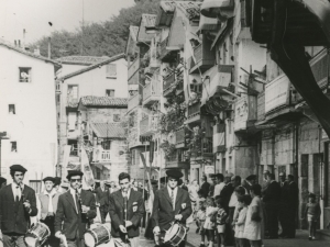 Desfile de dantzaris y txistularis por las calles de Pasaia