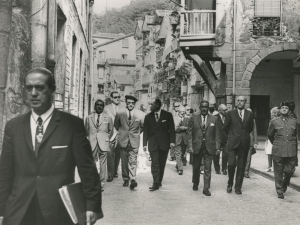 Desfile de autoridades por las calles de Pasaia