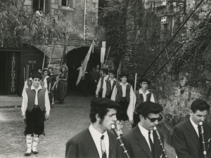 Desfile de dantzaris y txistularis por las calles de Pasaia