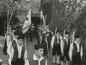 Desfile de autoridades tras los dantzaris por las calles de Pasaia