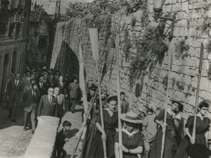 Desfile de dantzaris y autoridades por las calles de Pasaia