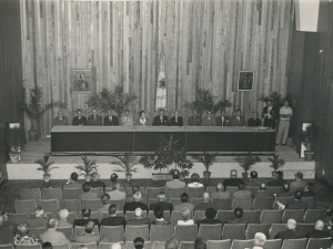 Autoridades en la mesa presidencial durante el acto