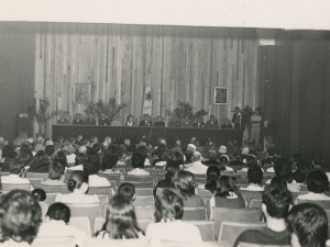 Autoridades en la mesa presidencial durante el acto