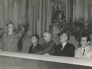 Autoridades en la mesa presidencial durante el acto