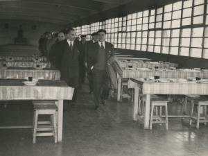 José María del Moral y otras autoridades visitando los comedores de la empresa Pysbe