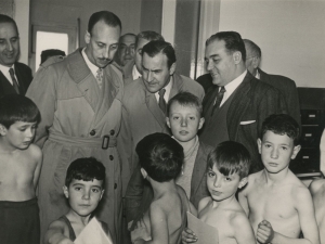 José María del Moral y otras autoridades charlando con un grupo de niños