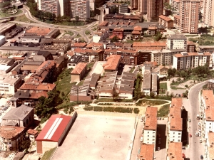 Barrio de Andonegi de Trintxerpe. En primer término, la iglesia y escuelas del Virgen del Carmen, campo de fútbol y el frontón. Al fondo, Bidebieta