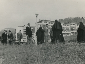 Encuentro entre las monjas y las autoridades en los alrededores de la guardería