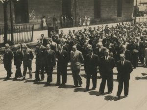 Autoridades y ciudadanos en un cortejo fúnebre por la avenida de Navarra