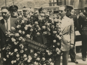 Corona de flores de los compañeros de oficina a su jefe