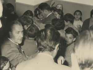 Autoridades repartiendo caramelos a los niños de la escuela