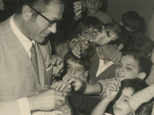 Autoridades repartiendo caramelos a los niños de la escuela