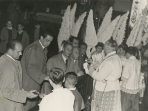 Autoridades durante la ceremonia religiosa oficiada en la iglesia parroquial de San Pedro