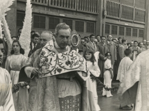 Procesión con la custodia por las calles Pasai San Pedro