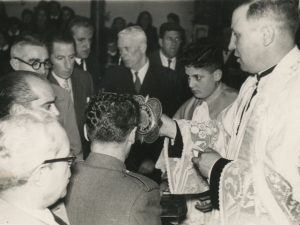 Autoridades durante la ceremonia religiosa oficiada en la iglesia parroquial de San Pedro