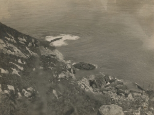 Rocas en la entrada de la bahía de Pasaia