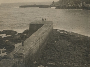 Espigón de Arando Txiki y rocas de Arando Aundi en la entrada de la bahía de Pasaia