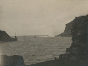 Barco entrando por la bocana de la bahía de Pasaia entre las rocas de Arando Txiki y Arando Aundi