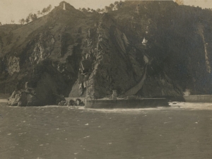 Faro de Seneko zuloa en la bahía de Pasaia