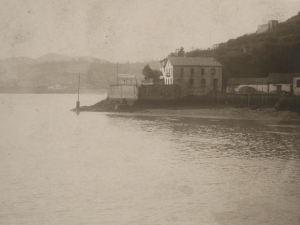 Entrada a la bahía de Pasaia. En primer plano, Pasai San Pedro y al fondo, Pasai Antxo