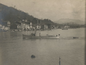 Embarcaciones en la bahía de Pasaia. Al fondo, Pasai Donibane y la iglesia de San Juan Bautista