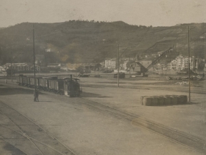 Vías del ferrocarril en el puerto de Pasaia. Al fondo, Pasai San Pedro